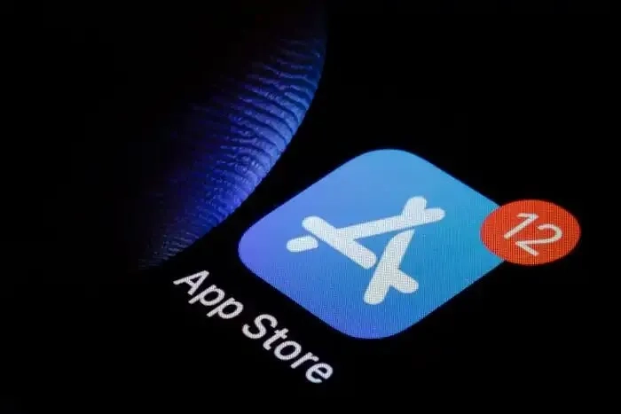 AI编码撞翻苹果规则,开发者被逼迁到聊天软件