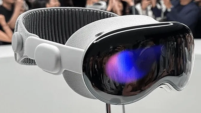 Vision Pro凉了,XR行业转舵日常实用