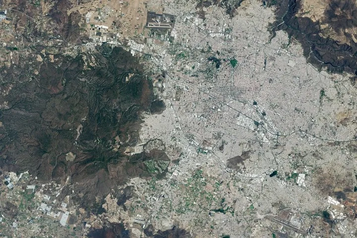 NASA 卫星图像揭示:墨西哥火山脚下 40 年城市扩张逼近生态红线