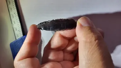 九千年前的黑曜石箭头刻着无人能懂的记号,难倒考古学家四十年