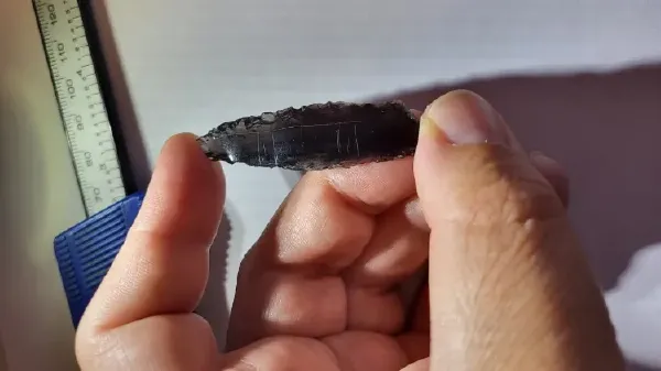 九千年前的黑曜石箭头刻着无人能懂的记号,难倒考古学家四十年