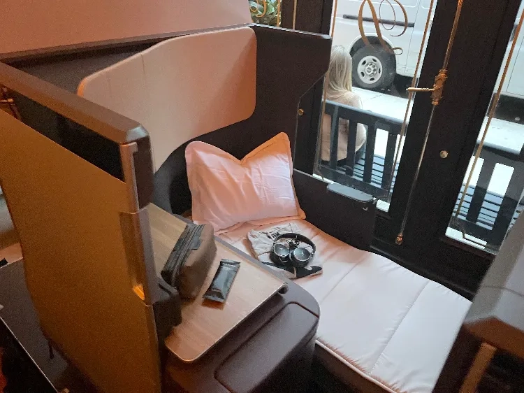 澳洲航空用一套灯光“骗过”人体生物钟,有望让22小时飞行不再像酷刑