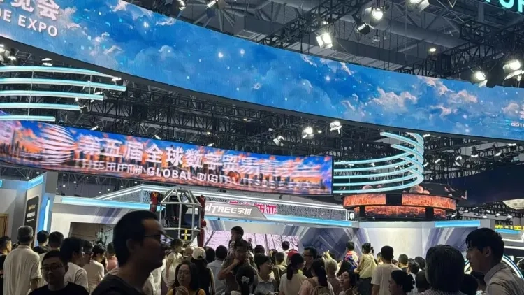 为什么大模型字字不差,机器人却连颗螺丝都拧不紧?