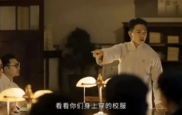 中国校服:一百年前比今天更"花",运动服凭什么赢了