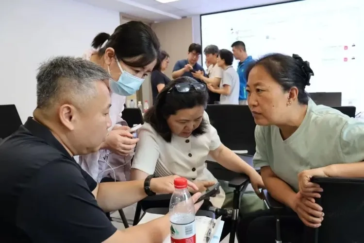 学AI的人挤满夜校,上一次这样学电脑的人,最后吃上红利的不是他们