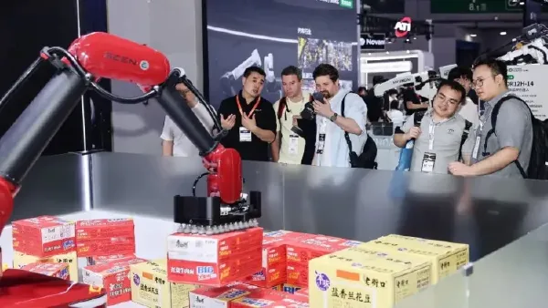 清华系团队用一周教会机器人码垛,它伸手取货时竟先拿高处的